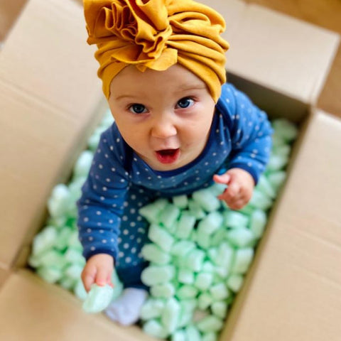 Baby mit gelbem Turban.